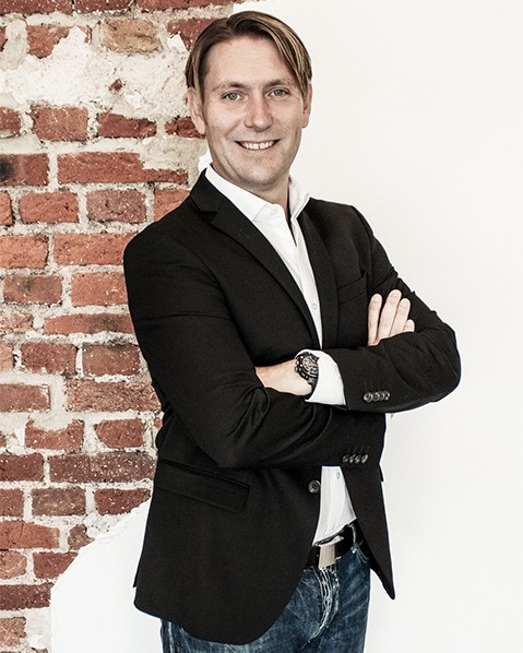 Tom Piske - Berater für Marken & Design - vor Steinmauer
